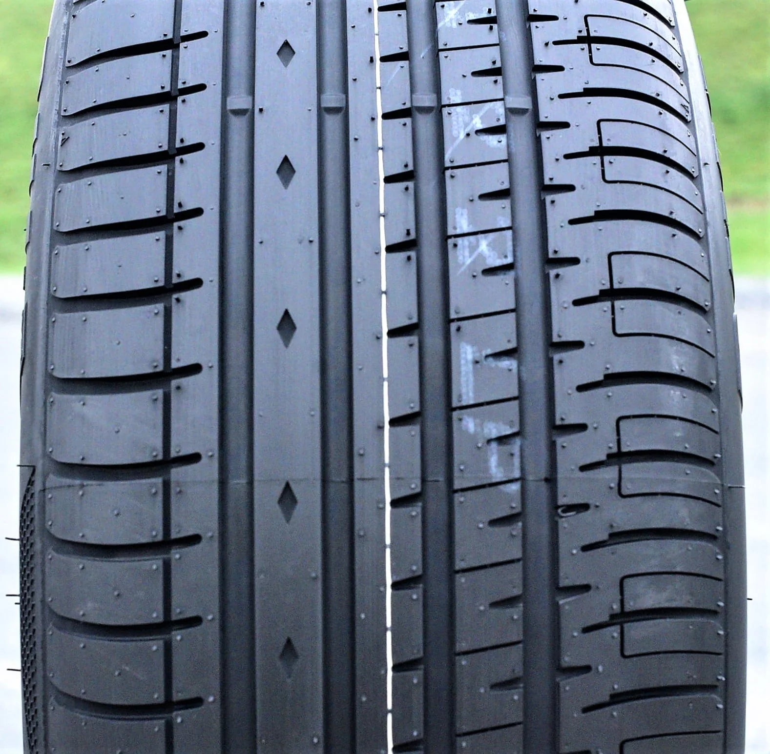 A set of 4 (four 225/40R20 101W XL AS A/S performance tires