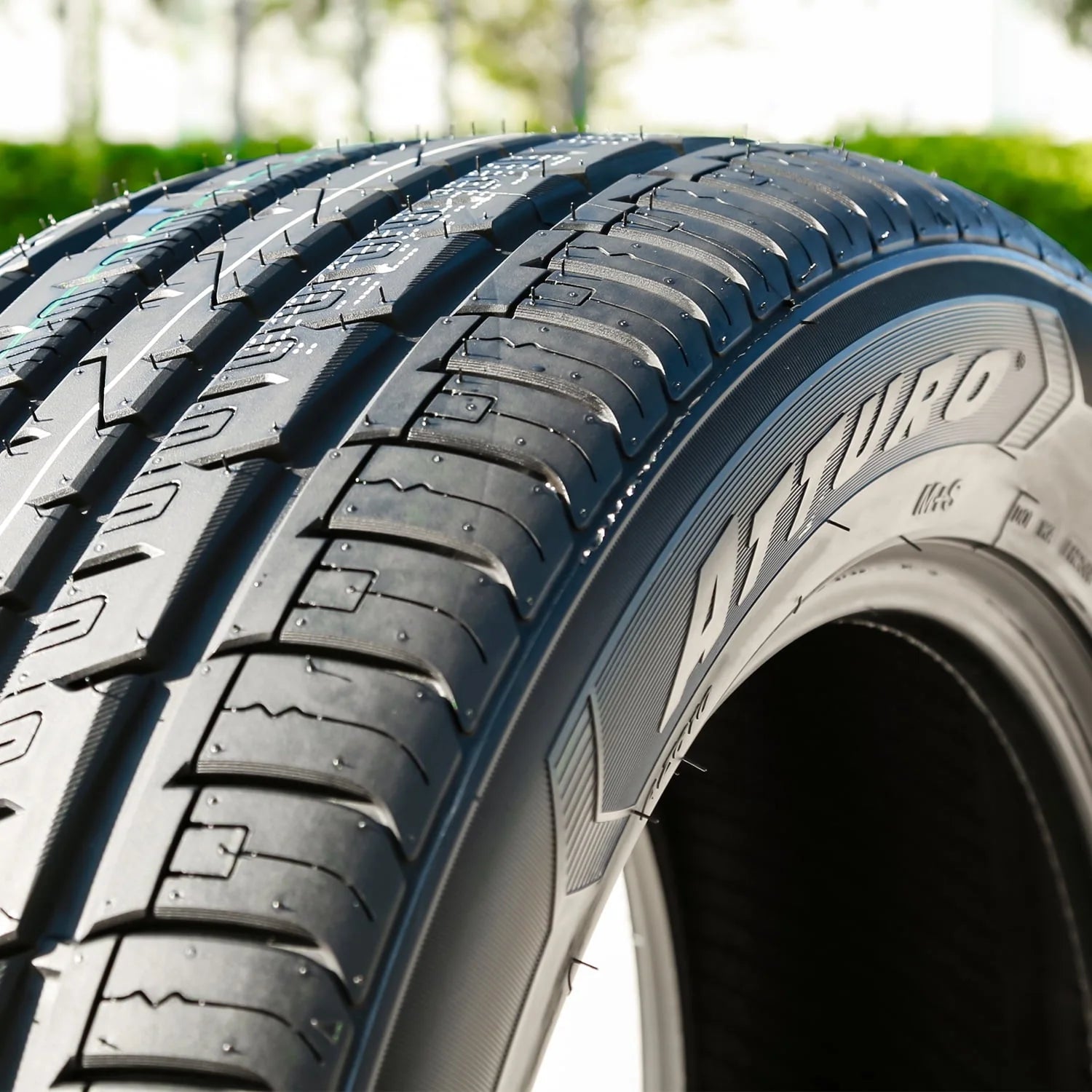 Set of 4 (quad) 265/50R20 112V XL full season tires suitable for: 2014-15 Jeep Grand Cherokee Summit, 2019-20 Jeep Grand Cherokee Limited X